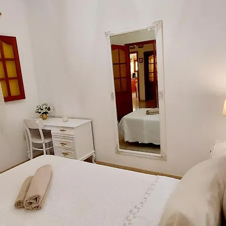 Minutes From Airport - 2 Apartment *